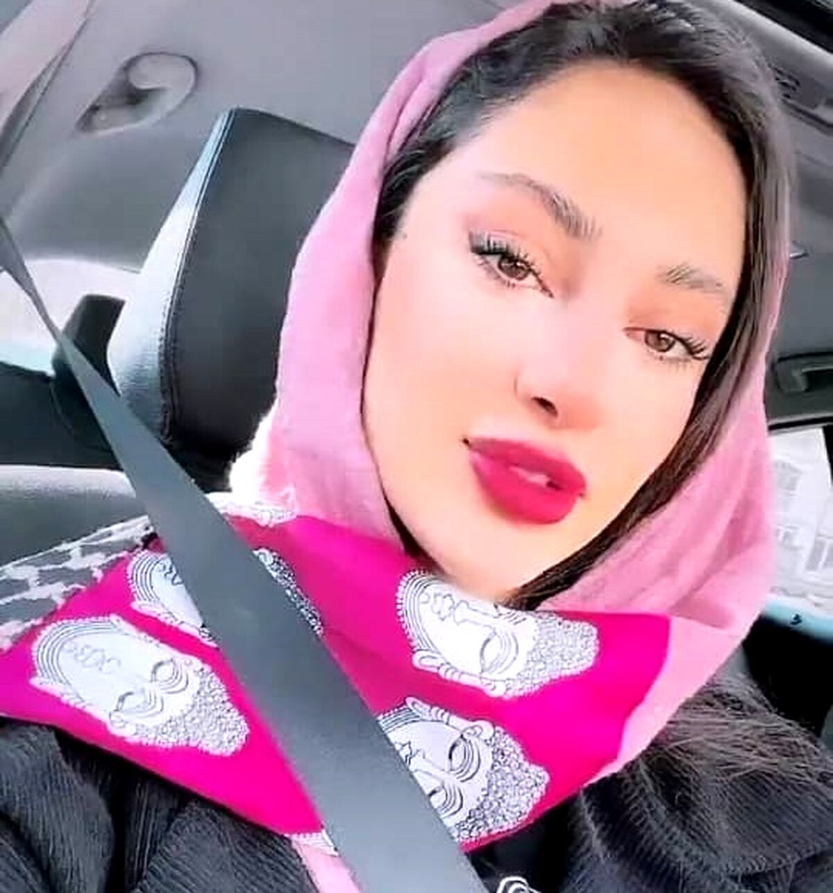عکس مشکوک ترلان پروانه در ماشین لاکچری سوژه شد+عکس