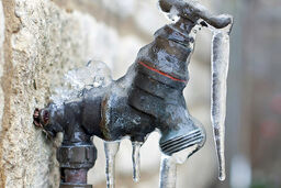 هشدار آبفا به تهرانی ها | مراقب یخ‌ زدگی و ترکیدگی کنتورهای آب باشید