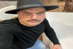 سام درخشانی از ترس، سنگ کوب کرد