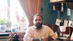 دکوراسیون شلوغ و پلوق اتاق «صابر ابر» شوکه کننده است | عکس عجیب روی دیوار اتاق زندگی صابر ابر را لو داد +عکس