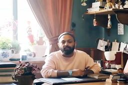 دکوراسیون شلوغ و پلوق اتاق «صابر ابر» شوکه کننده است | عکس عجیب روی دیوار اتاق زندگی صابر ابر را لو داد +عکس