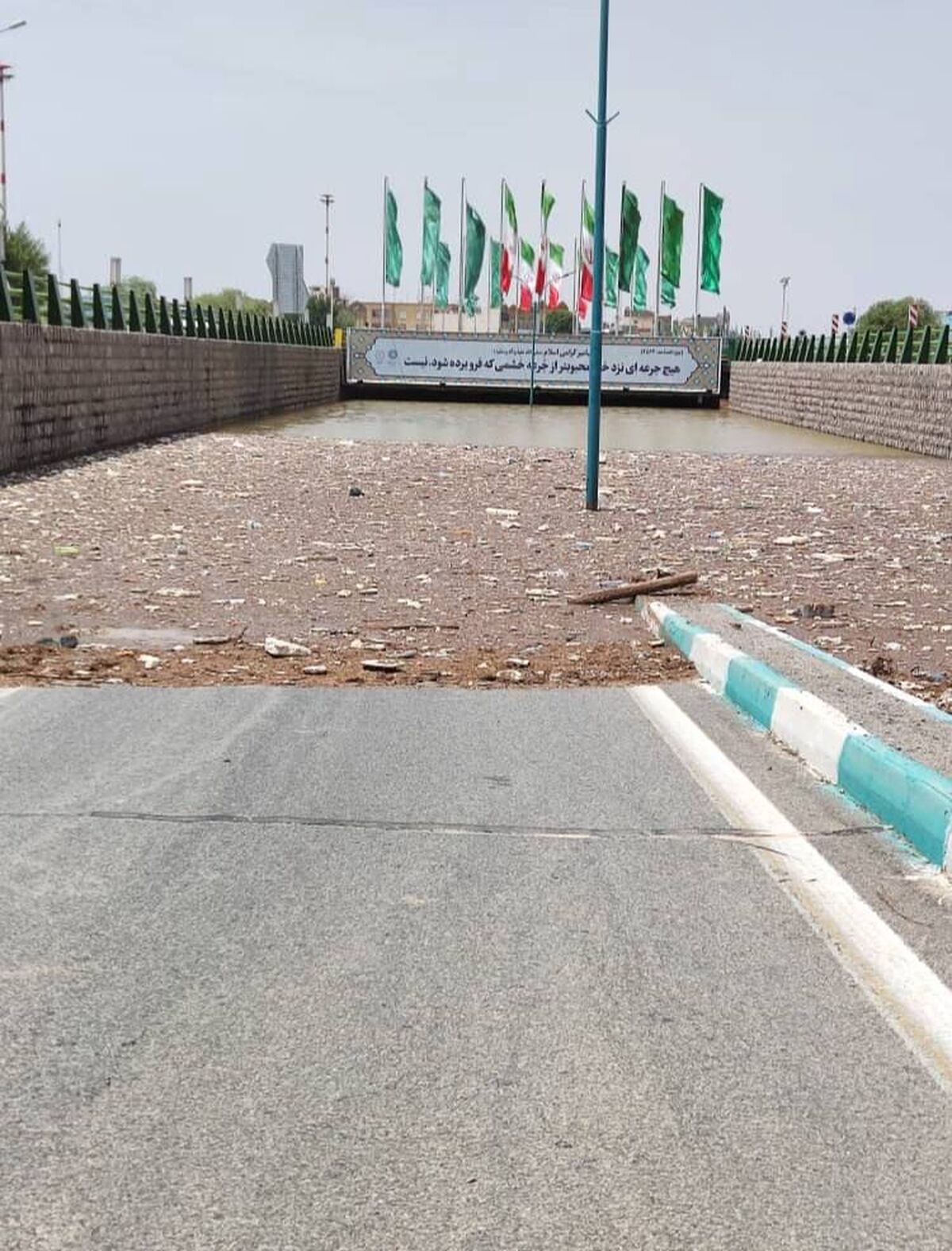 تصویری وحشتناک از بالا آمدن آب در یک زیرگذر در یزد