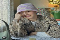 خودنمایی فرشته حسینی با شاسی بلندی که شوهر میلیاردرش خرید!+عکس