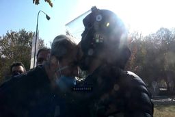 تصویر بوسه پلیس ایرانی ماندگار شد