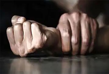 تعرض به زن تهرانی جلوی چشمان شوهرش | 2 مرد جلوی چشم همسر این زن تعرض کردند! + فیلم