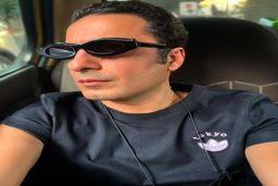 وقتی نوید محمدزاده در لباس دامادی هم شلخته است!/بدتیپی آقای بازیگر دوباره سوژه شد!+عکس