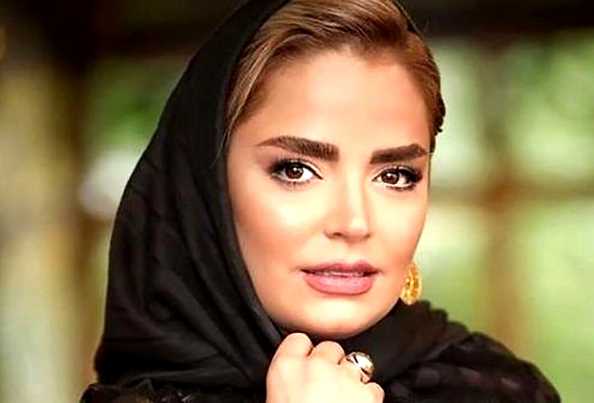 سپیده خداوردی با استایل عجیب در حال نوازندگی | شلوار خانم بازیگر سوژه شد!+عکس