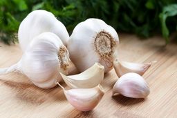 ۱۲ راهکار عالی برای رفع بوی سیر و پیاز در دهان