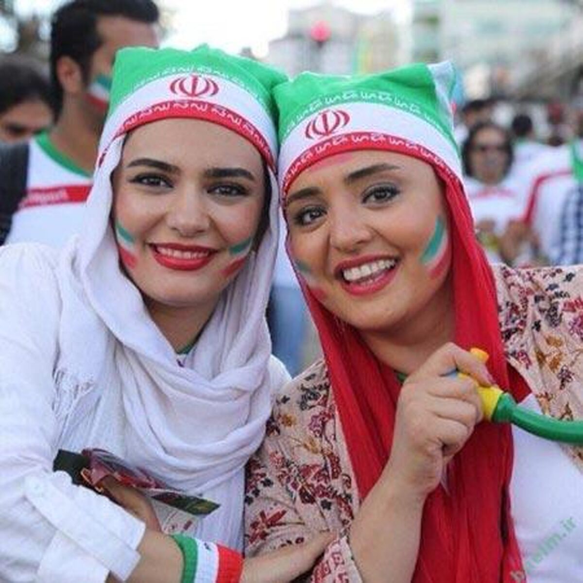 نرگس محمدی در چاقی از همسرش علی اوجی هم جلوتر زد | دیده شدن نرگس محمدی با تیپ شلخته در خیابان +عکس