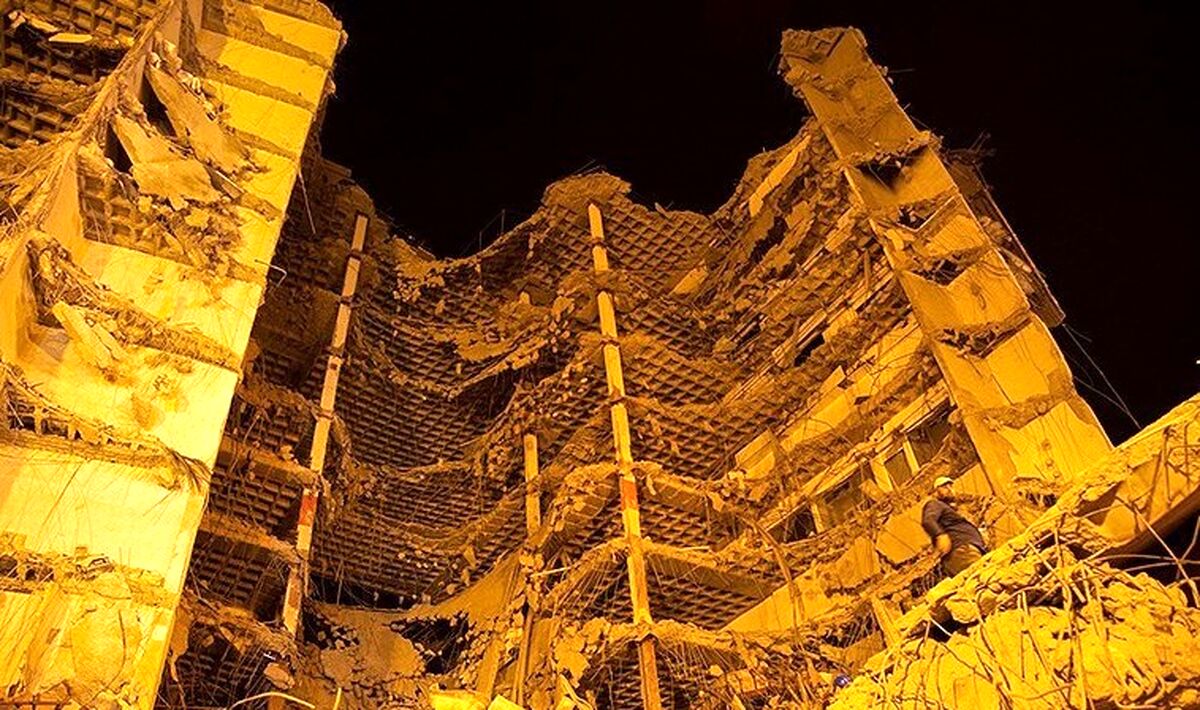 کشف جسد عرفان و آرین درآغوش همدیگر زیرآوار متروپل +فیلم