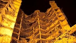 کشف جسد عرفان و آرین درآغوش همدیگر زیرآوار متروپل +فیلم