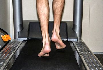 ورزش بدون کفش؛ آیا هنگام ورزش حتما باید کفش بپوشیم؟ | مزایای ورزش بدون کفش