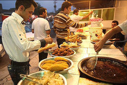 انفجار قیمت ساندویچ! / فلافل قارچ و پنیر ۵۰ هزار تومان شد!