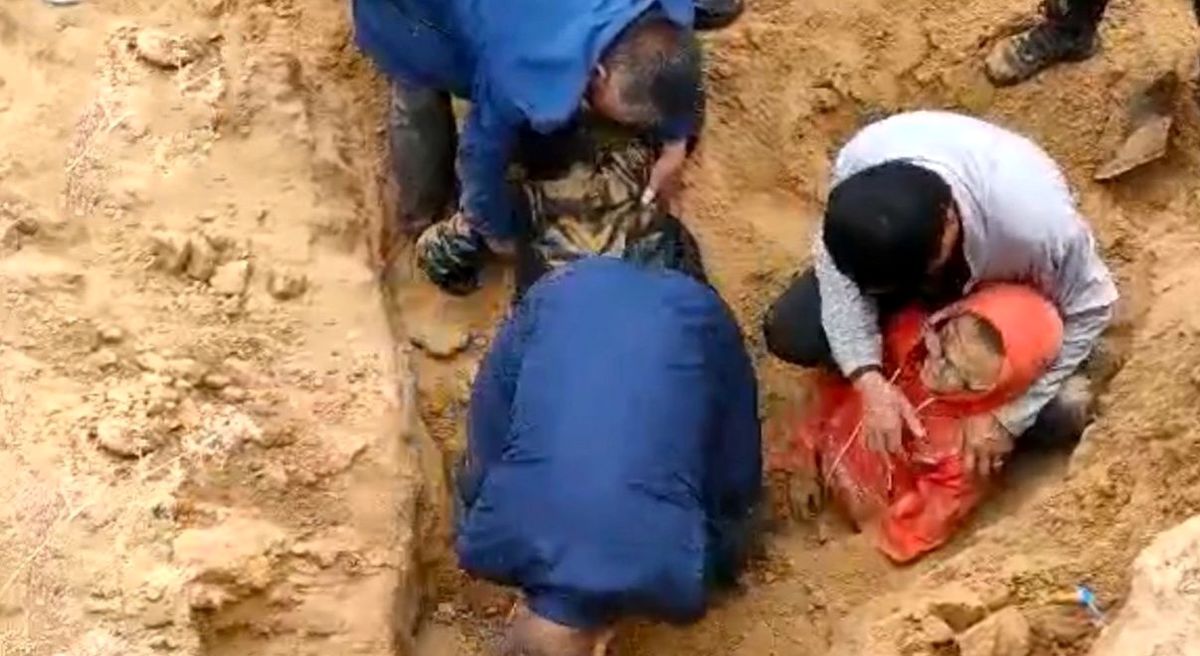 لحظه وحشتناک 2 کودکی که زنده زنده دفن شده بودند! + فیلم لو رفته 