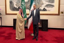 پیاده روی وزرای خارجه ایران و عربستان برای شرکت در ضیافت نهار +فیلم