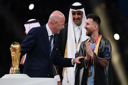 
عبای عربی اینبار روی شانه قهرمان رالی | هموطن مسی هم عبای عربی پوشید ! +عکس