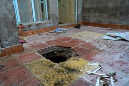 سقوط وحشتناک پدر و دختر درون چاه فاضلاب