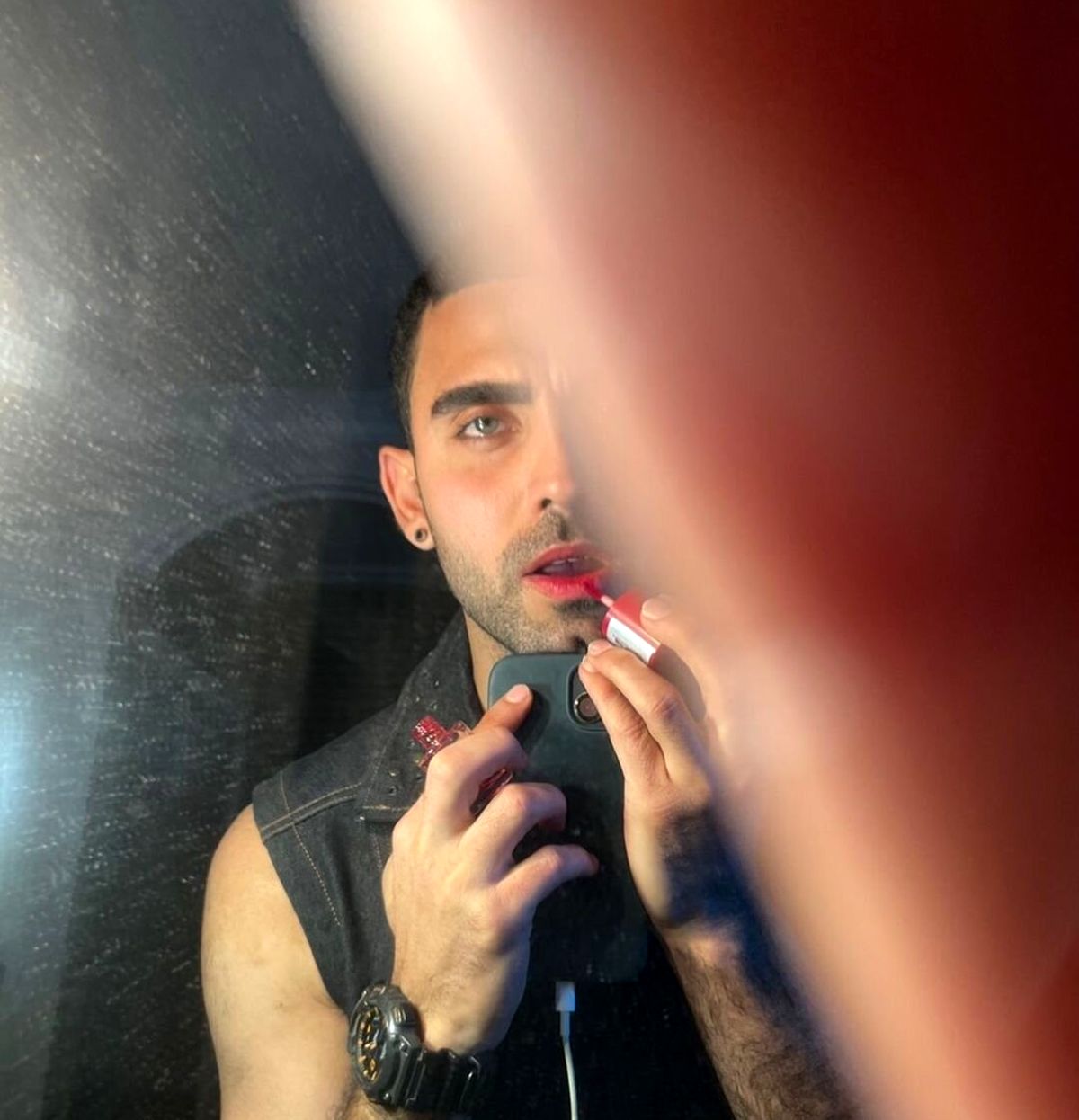 اولین تصویر محمد صادقی بعد از بازداشت | آقای بازیگر زن نما با ناخن های لاک زده 