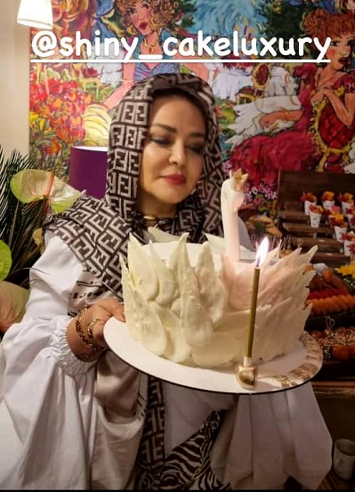عکس لو رفته از سانسور عجیب دختر بهاره رهنما در عکس های مادرش /حیوان بازی چندش آور دختر خانم سلبریتی جنجال به پا کرد +عکس حاشیه ساز
