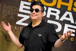 تصویر جدید محسن ابراهیم زاده بعد از بیماری جنجالی اش | دوردور خواننده معروف با لباس شیخ نشین ها در دبی!+ عکس