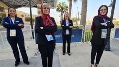 این زن ایرانی کنار بازیکن آمریکا چه می‌کند؟