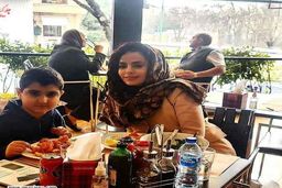 تفریحات مادر خیلی جوان و با کلاس سپیده خداوردی | سپیده خداوردی به همراه پدر و مادرش در سواحل بابلسر +عکس