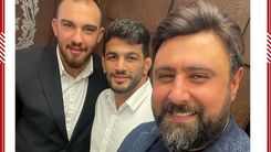 سلفی محمد علیزاده درکنار قهرمانان کشتی جهان