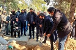 فیلمی تلخ و غم انگیز از بهرام رادان در مراسم خاکسپاری پدرش/بهرام رادان همه را شوکه کرد +فیلم نارحت کننده