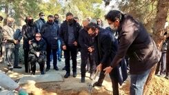 فیلمی تلخ و غم انگیز از بهرام رادان در مراسم خاکسپاری پدرش/بهرام رادان همه را شوکه کرد +فیلم نارحت کننده