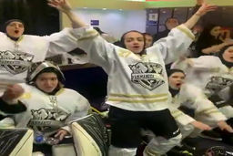 تصاویر لو رفته از شادی زنان هاکی روی یخ ایران در رختکن