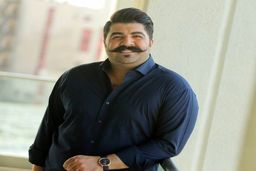 تولد فوق لاکچری بهنام بانی در کنسرتش با تم سیاه و سفید | کیک تولد 4 طبقه بهنام بانی سوژه شد + عکس