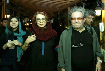 عکسی از همسر اول داریوش مهرجویی در مراسم تشییع | ناراحتی همسر اول داریوش مهرجویی