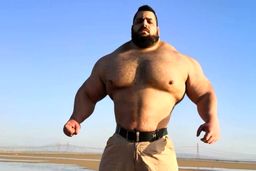 حمله وحشتناک هالک ایرانی به طرفدارانش جنجال به پا کرد! + فیلم