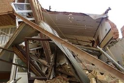  مهار آتش‌سوزی در یک مجموعه تفریحی آبی | نجات معجزه آسای ۳ کارگر از زیر آوار