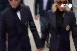 پوشش خبرساز امانوئل مکرون در مراسم تشییع ملکه 