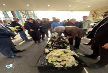 گریه‌های تلخ همسر و دختر مرحوم آتیلا پسیانی در آغوش آقای کارگردان | همسر جوان آتیلا پسیانی +فیلم