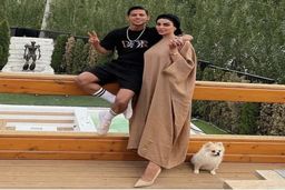 این عکس مهدی قائدی بعد از بازگشت از دبی جنجالی شد | جلف بازی زننده همسر مهدی قائدی در خودرو لاکچری شوهرش +عکس جنجالی