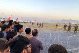 تیراندازی وحشتناک نظامیان آمریکایی به مردم افغانستان در فرودگاه! + فیلم لو رفته