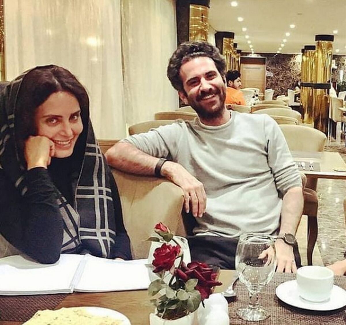 دیده شدن الناز شاکردوست با مانتو شلوار دِمده در خیابان | شیک پوشی الناز شاکردوست با لباس های قدیمی +عکس