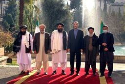 تصویری از اولین دیدار وزیران خارجه ایران و طالبان