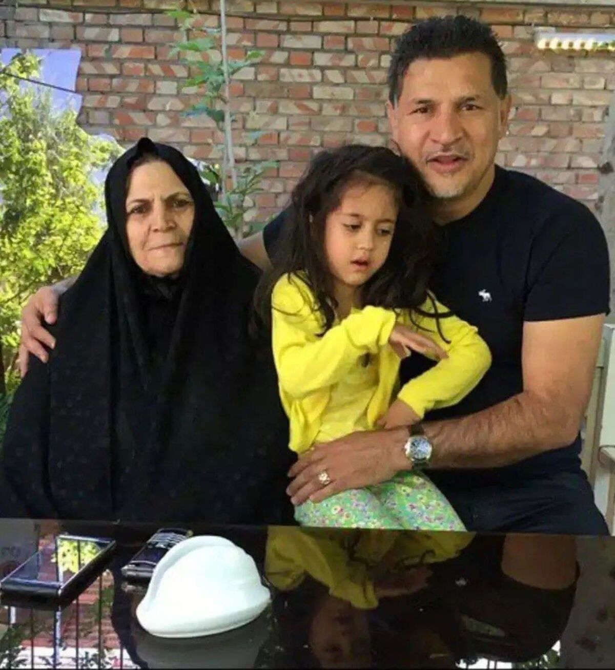 علی دایی در کنار مادر و دخترش نورا +عکس