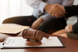 آیا قبل از هر کار حقوقی بهتر است با یک وکیل مشورت کنیم؟