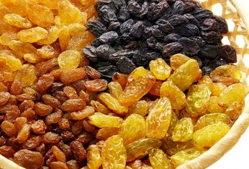با این خشکبار نه مویتان سفید می‌شود نه می‌ریزد! | برای تقویت بینایی ناشتا مویز بخورید