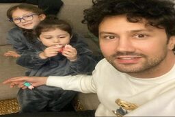 دیدار احساسی شاهرخ استخری و دخترانش در فرودگاه| شایعه طلاق شاهرخ استخری از همسر بلاگرش جدی شد+عکس