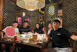 سوشی خوردن الهه منصوریان  در دورهمی رفقای چینی +عکس