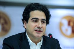 حال  و احوال همایون شجریان با مجسمه مهران مدیری/ خواننده معروف یکه خورد! +فیلم تماشایی