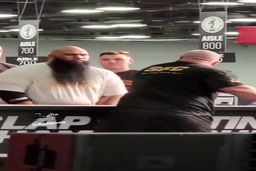  غش کردن مرد گنده با یک سیلی در مسابقات جهانی سیلی