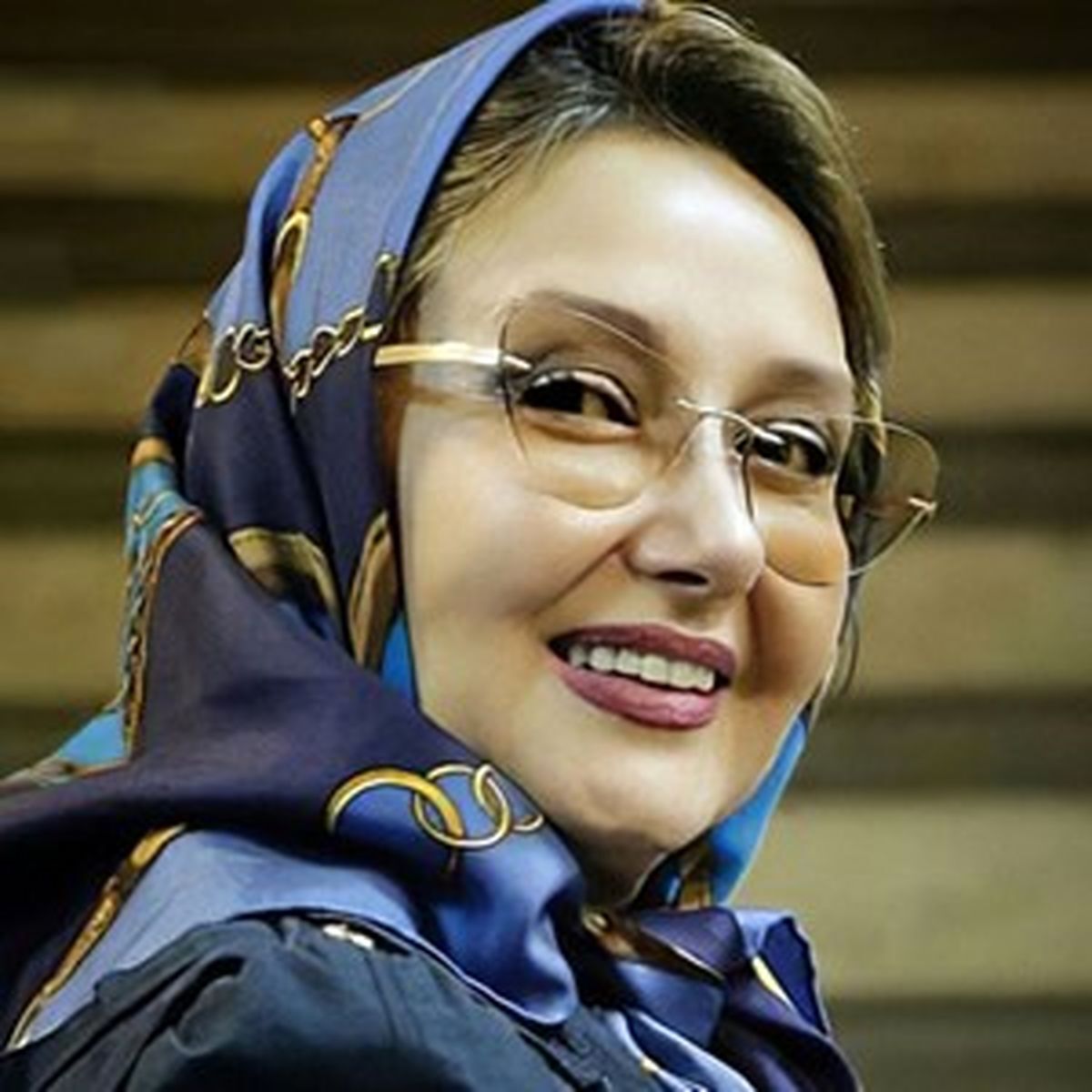 درخشش کتایون ریاحی با پالتوی زرشکی/خوش پوشی خانم بازیگر در این سن و سال!+عکس