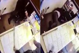 لحظه وحشتناک مبارزه طلافروش و سارق مسلح+فیلم 