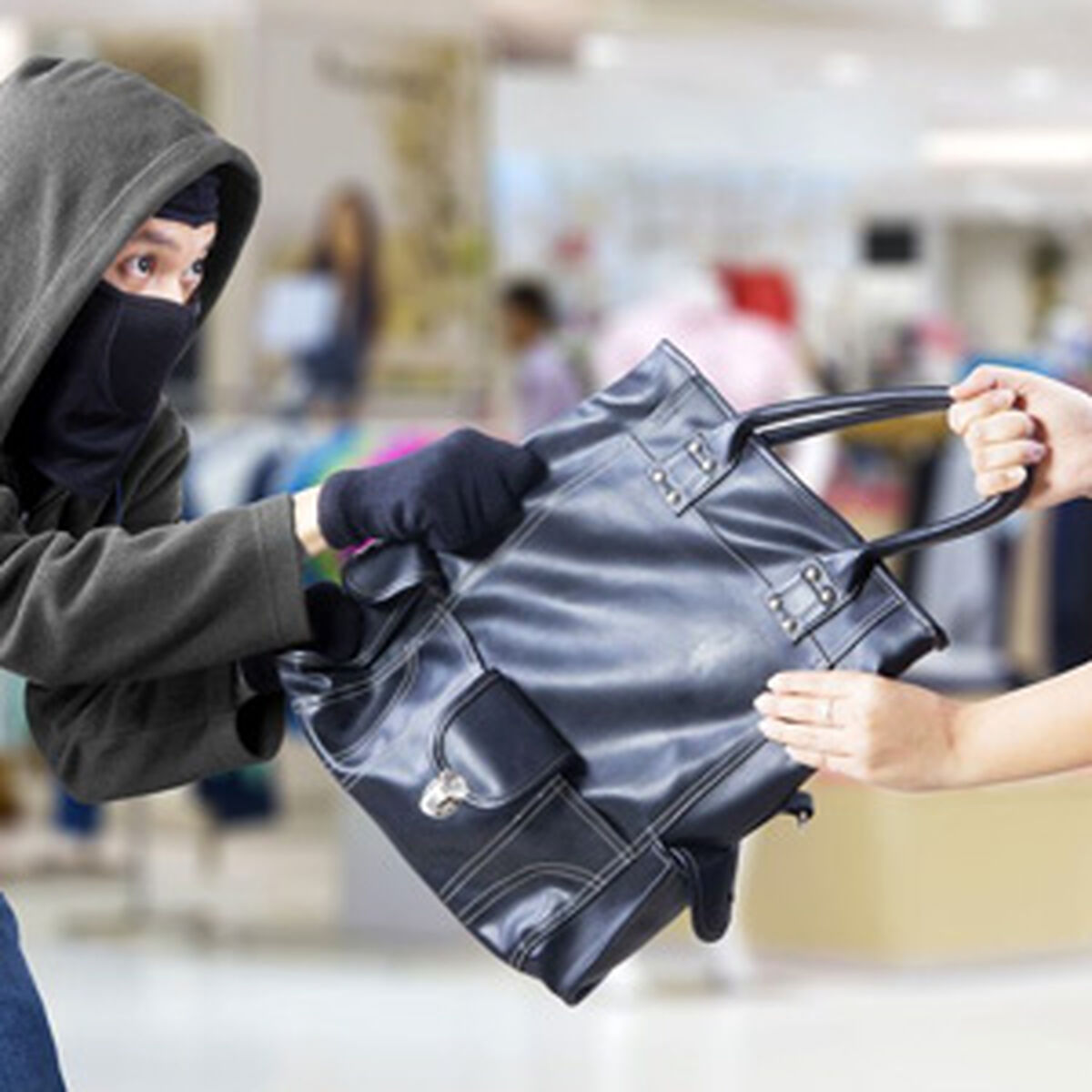 درگیری شجاعانه یک سرباز با زورگیر خشن!+فیلم